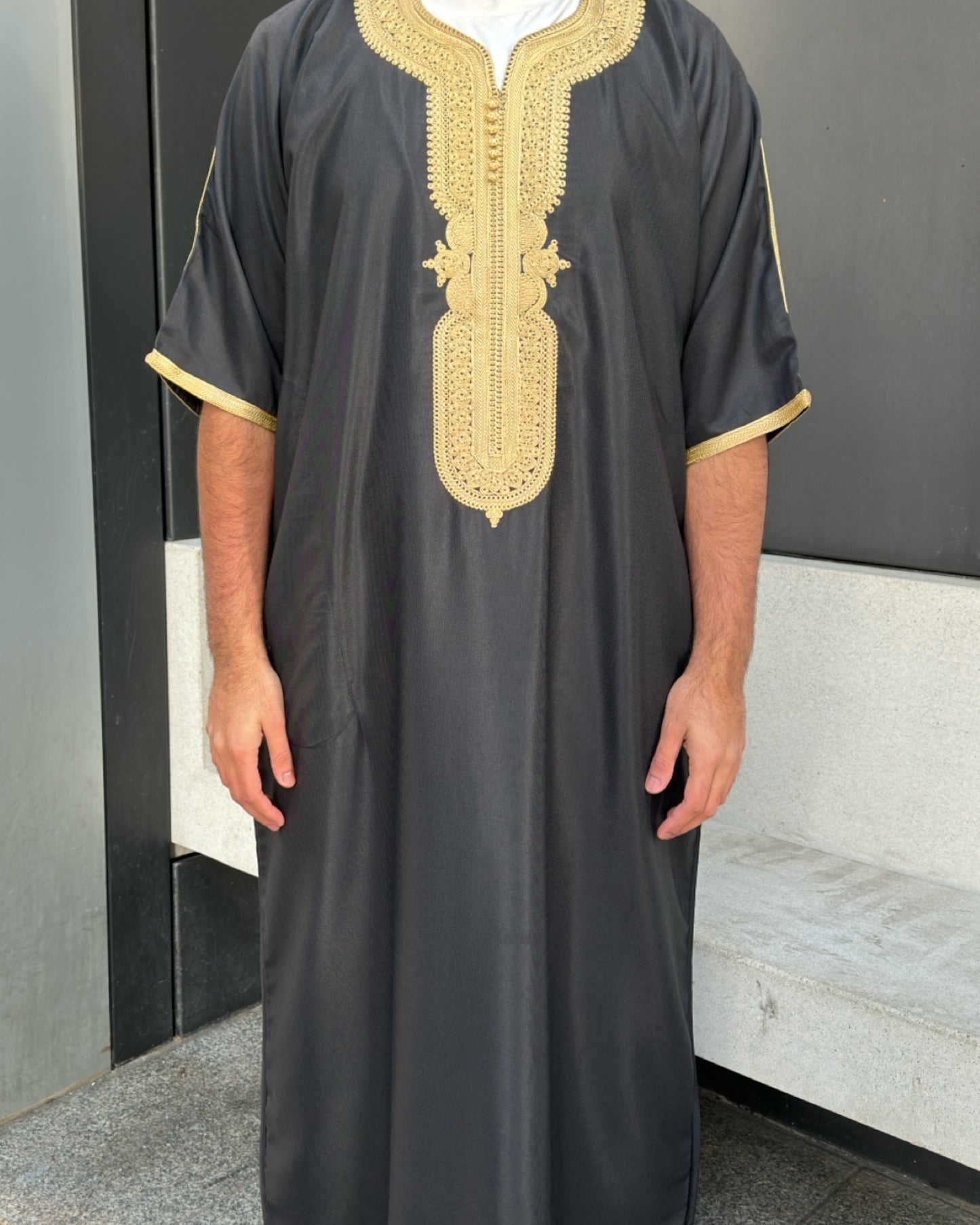 Thobe marroquí premium en color negro y dorado (Gandoura)